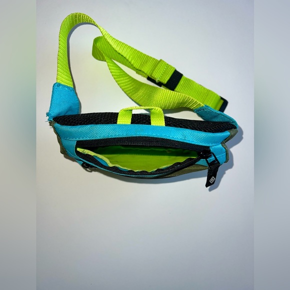 UMBRO Block Fanny Pack - Picture 5 of 6